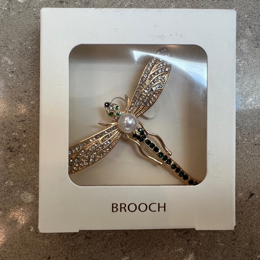 NWT Elegant Dragonfly Brooch w Pearl Accent & green gems along body. Approx 2”